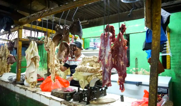 Harga Telur dan Ayam Turun, Daging Sapi Justru Melonjak di Surabaya