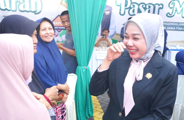 Khofifah dan DPRD Jatim Pastikan Stabilitas Harga Lewat Pasar Murah Gedangan
