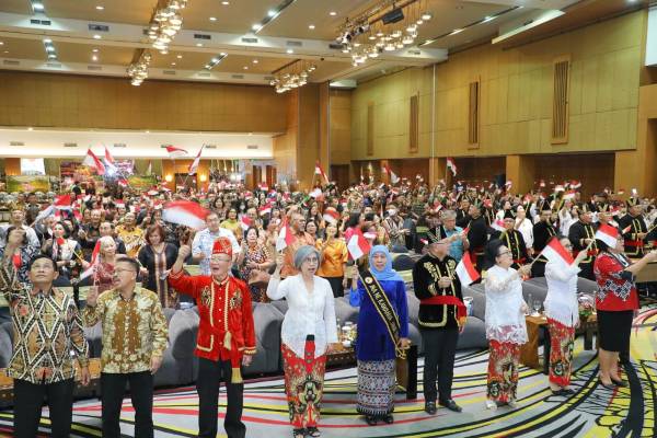 Khofifah Terima Gelar Adat Minahasa Ina Ne Kawanua Jawa Timur