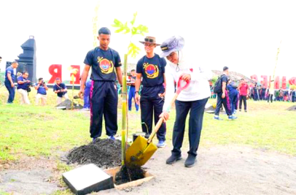Gubernur Jatim Ajak TNI AL Perkuat Ketahanan Pangan dan Lingkungan