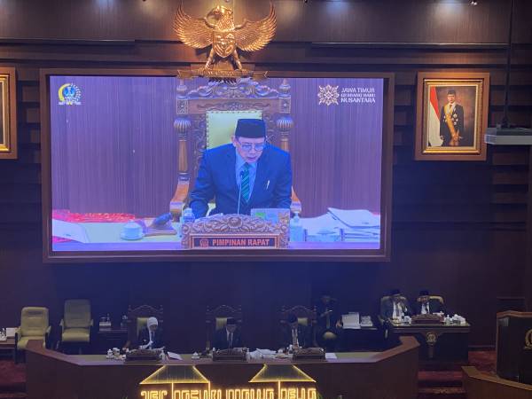 Ketukan Palu, Tanda Tangan, dan Harapan Baru dari Paripurna DPRD Jatim