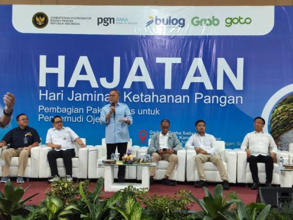 Menko Pangan Serahkan 600 Paket Sembako bagi Pengemudi Ojol di Surabaya