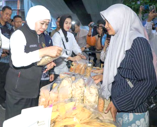 Sehari, Gubernur Khofifah Tinjau Dua Pasar Murah di Mojokerto dan Jombang
