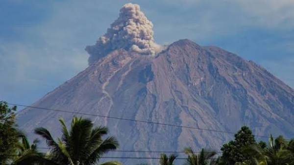 Semeru Erupsi 4 Kali Pagi Ini! Lava Pijar Meluncur 1 Kilometer, Warga Diminta Waspada