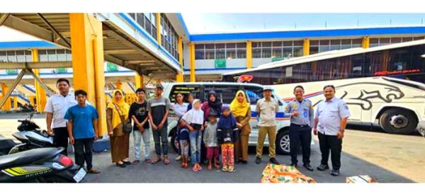 Dinsos Jatim Pulangkan Ibu dan Anak Korban Penipuan ke Kampung Halaman