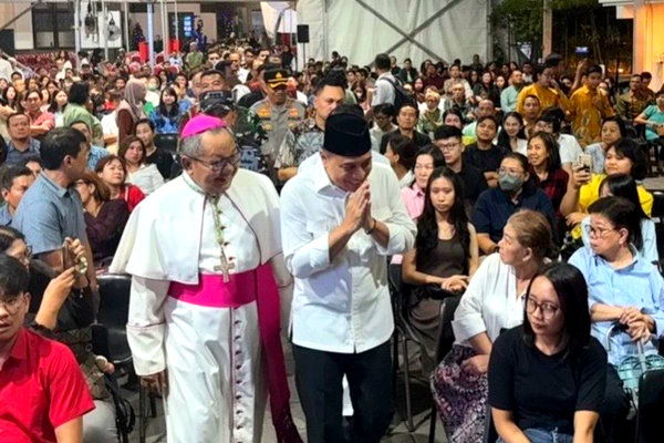 Eri Cahyadi Sapa Jemaat Katedral Surabaya, Apresiasi Donasi Rp8,5 Miliar untuk Korban Banjir Sumatera