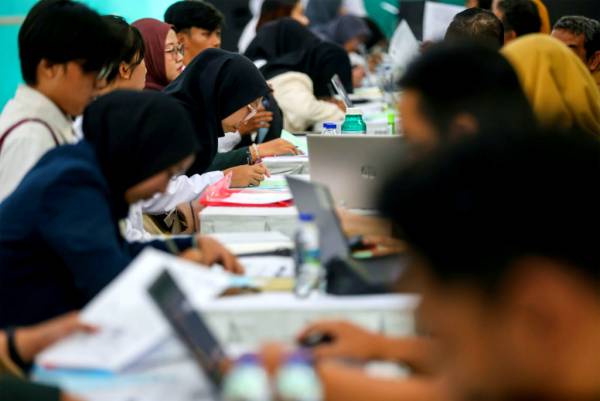 Bukan Cuma Beasiswa, Mahasiswa Penerima Bantuan Pemkot Surabaya Wajib Mengabdi di Kampus dan Kampung