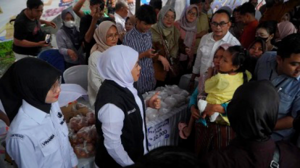 Khofifah Hadiri Pasar Murah ke-69 di Kediri, Warga Serbu Sembako Murah