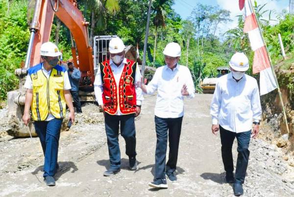 Jokowi Tinjau Proyek Peningkatan Struktur Jalan di Pulau Nias