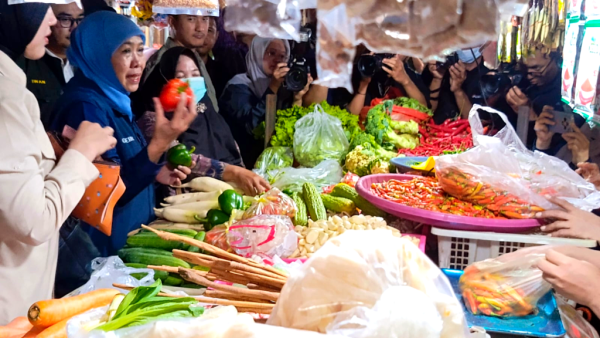Khofifah Indar Parawansa Sidak Pasar Larangan Saat Puasa Pertama, Harga Sembako Relatif Terkendali