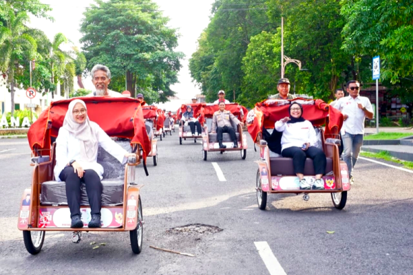 Bupati Ipuk Serahkan 200 Becak Listrik Bantuan Presiden untuk Pengemudi Lansia Banyuwangi