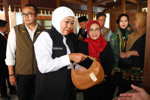 Gelar Pasar Murah ke-118 di Magetan, Khofifah Bikin Harga Sembako Anjlok! Masyarakat Serbu Beras Rp11 Ribu per Kilo!