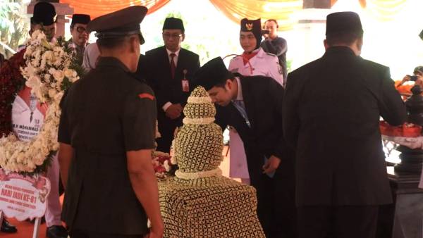 Ziarah ke Makam RP Mohammad Noer, Emil Dardak Kenang Sosok Pencetus Suramadu di Hari Jadi ke-81 Jatim