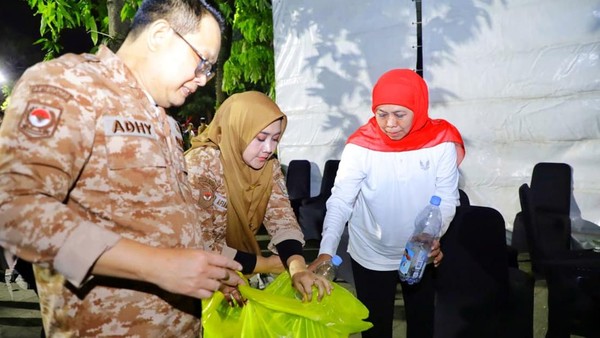 Khofifah Pimpin Pembersihan Taman Apsari Usai Pesta Rakyat