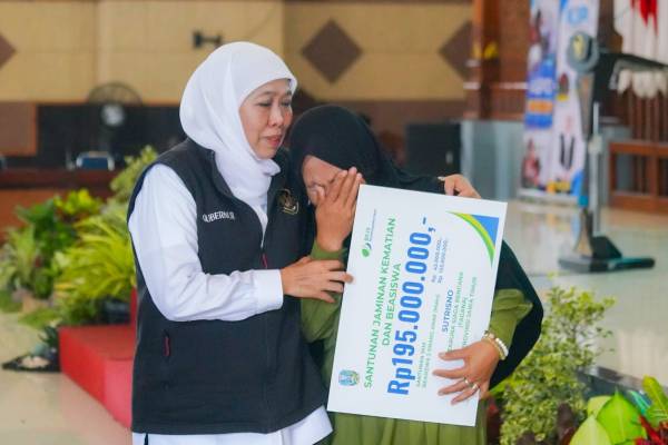 Khofifah Salurkan Bansos Rp8,35 Miliar untuk Warga Tuban di Program Sapa Bansos Ramadan