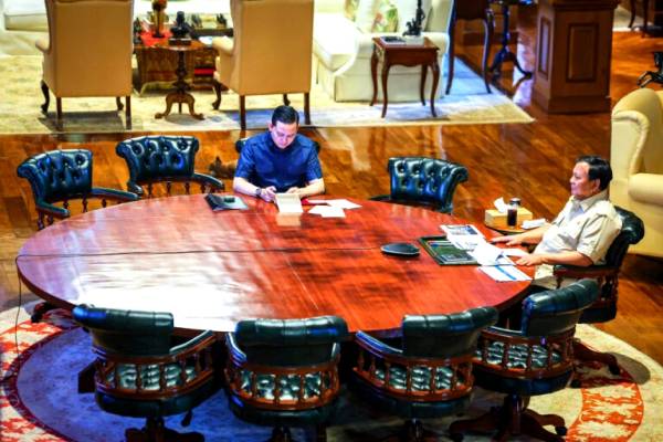 Prabowo Pimpin Rapat dari Hambalang, Karhutla Turun Drastis 33 Persen