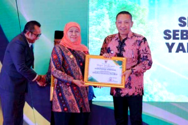 Gubernur Jatim Serahkan Penghargaan Industri Hijau kepada Pemkab Sampang