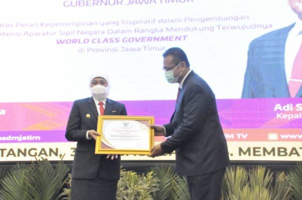 Ibu Provinsi Jawa Timur Lencana Kehormatan Kepala Daerah Pemimpin Perubahan dari LAN RI