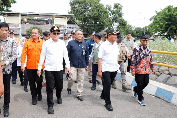 Tinjau Pelabuhan Jangkar Situbondo Bersama Menko PMK, Pj. Gubernur Jatim Pastikan Tambah Jumlah Kapal untuk Fasilitasi Pemudik