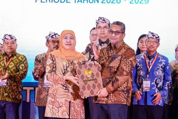 Khofifah Kukuhkan Forum Jasa Konstruksi Jatim 2026-2029, Bidik Infrastruktur Berkualitas dan Serapan Tenaga Kerja Lebih Besar