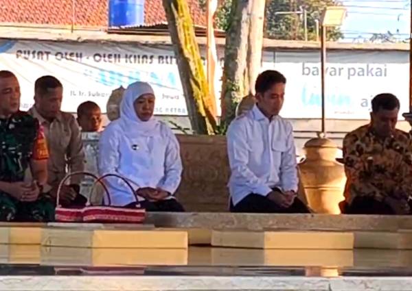 Ziarah Penuh Hormat, Wapres Gibran Kunjungi Makam Bung Karno Didampingi Gubernur Khofifah