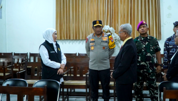 Gubernur Khofifah Tinjau Pengamanan Ibadah Natal di Surabaya