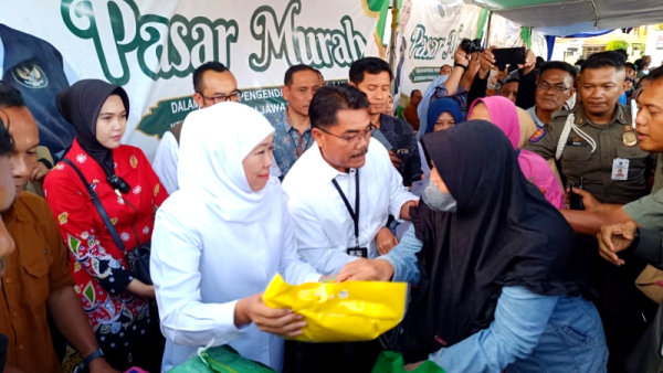 Pasar Murah ke-107 Warnai Margorejo Surabaya, Lansia Dapat Beras Gratis