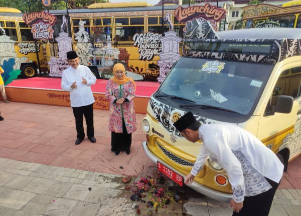 Gubernur Khofifah Resmikan Alun-Alun Tuban dan Luncurkan Bus Si Mas Ganteng, Inovasi untuk Mobilitas Pelajar di Pedesaan