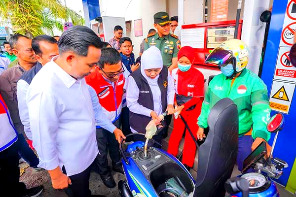 Gubernur Khofifah Bagikan BBM Gratis untuk Ojol di Tengah Krisis Terurai
