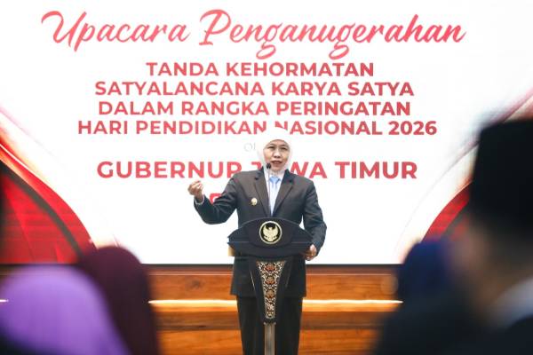 Khofifah Sematkan 400 Satyalancana Karya Satya dari Presiden Prabowo di Grahadi, Apresiasi Besar untuk Guru Jatim