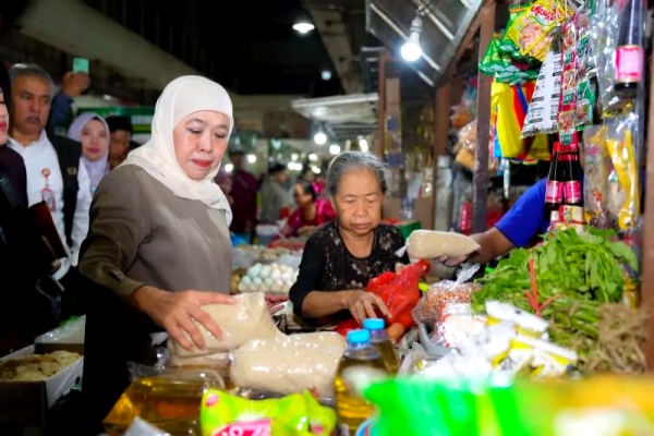 Khofifah Turun ke Pasar, Pantau Harga Cabai, Ayam, dan Telur Jelang Ramadhan