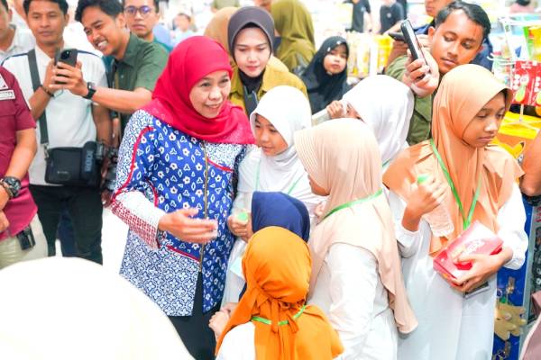 Bahagiakan 100 Anak Yatim dan Difabel, Khofifah Ajak Belanja di Gramedia Malang