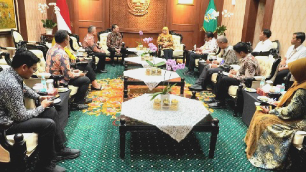 Gubernur Khofifah dan OJK Jatim Perkuat Sinergi Sektor Keuangan hingga Pengembangan SDM Digital