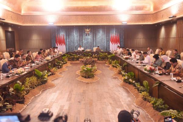 Jokowi Pimpin Sidang Kabinet Perdana di IKN, Bahas Strategi Pertumbuhan Ekonomi