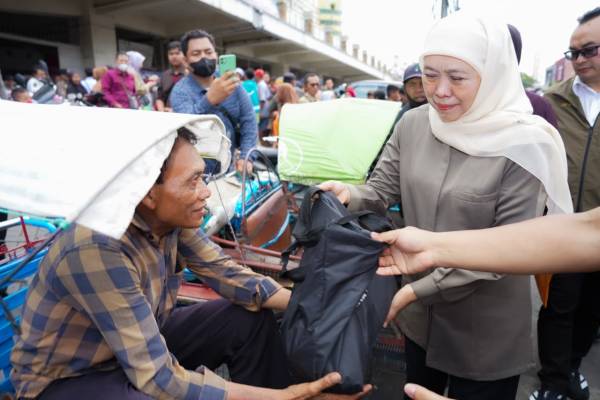 Sambut Ramadhan, Khofifah Salurkan 290 Paket Sembako untuk Warga, Marbot, dan Ojol di Surabaya