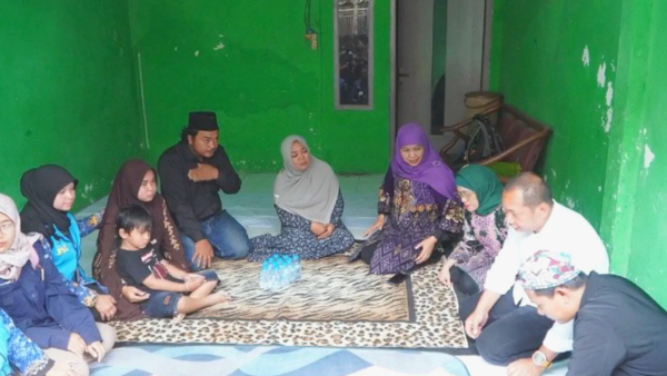 Gubernur Khofifah Bertakziah ke Rumah Duka Korban KM Virgo Transport 8, Siapkan Santunan dan Beasiswa