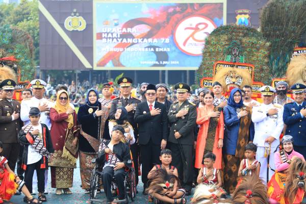 Pj. Gubernur Jatim Terima Piagam dan Pin Emas dari Kapolri