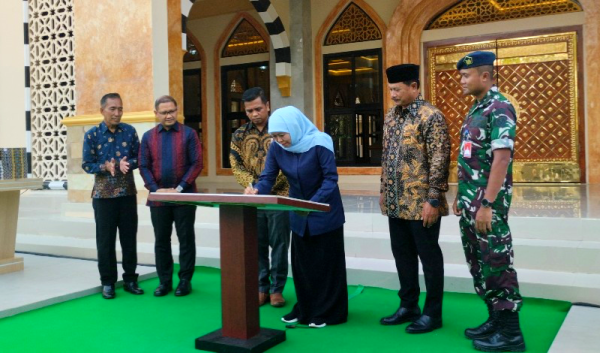 Khofifah Resmikan Masjid Baru di SMAN 3 Taruna Angkasa, Tekankan Pentingnya Akhlak dan Kepintaran