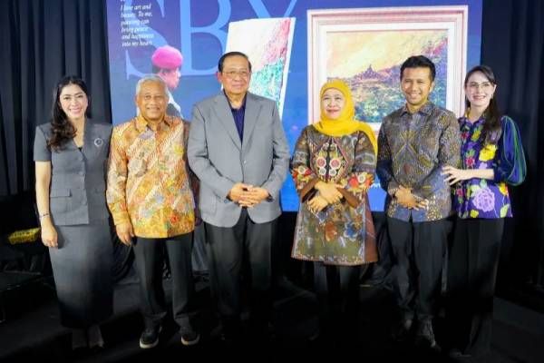 Khofifah Sebut Lukisan SBY Cermin Kondisi Sosial dan Perjalanan Bangsa