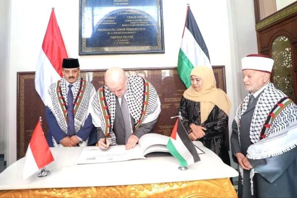 Khofifah Terima Kunjungan Tokoh Palestina, Jajaki Kerja Sama Konkret di Surabaya