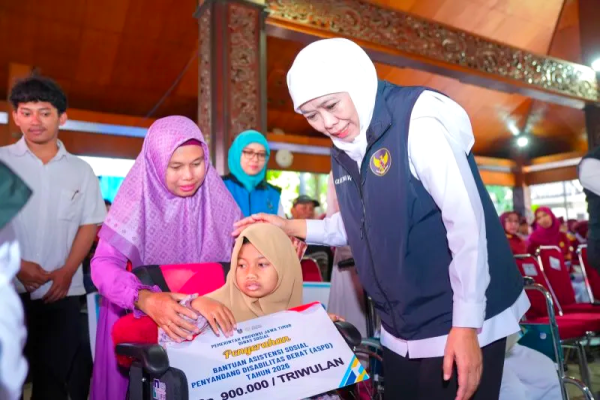 Khofifah Salurkan Bansos Rp7,6 Miliar untuk Warga Gresik, Perkuat Ekonomi dan Perlindungan Sosial