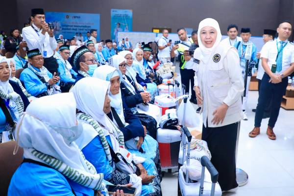 Khofifah Lepas Kloter Pertama Haji Embarkasi Surabaya, 380 Jemaah Asal Probolinggo Berangkat ke Madinah