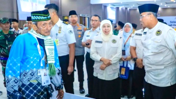 Khofifah Sambut Jemaah Haji Kloter Pertama Debarkasi Surabaya, Apresiasi Layanan Imigrasi Berbasis Biometrik