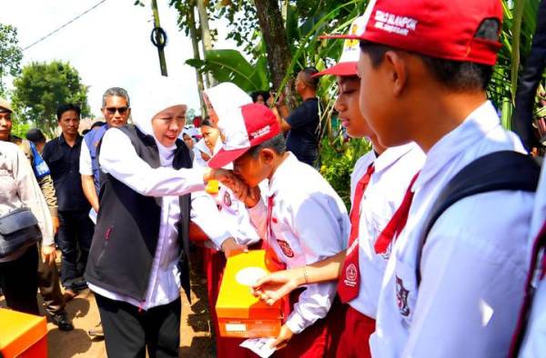 Khofifah Genjot Beasiswa demi Putus Kemiskinan, BPS Catat Penurunan Jumlah Warga Miskin di Jatim