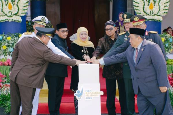 Hardiknas 2026 di Grahadi, Khofifah Luncurkan 40 Sekolah Berintegritas dan Terima Rekor MURI