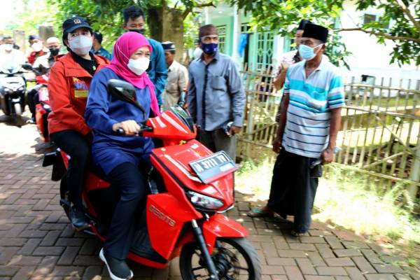 Khofifah Bonceng Ketua DPR RI Puan Maharani Naik Motor Keliling Pulau Oksigen Terbaik Dunia Gili Iyang Sumenep