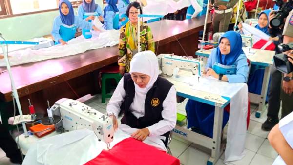 7.200 Pelajar Jatim Jahit Bendera Merah Putih Sepanjang 80.000 Meter