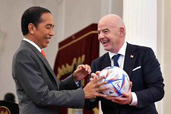 Jokowi Sambut Presiden FIFA di Istana