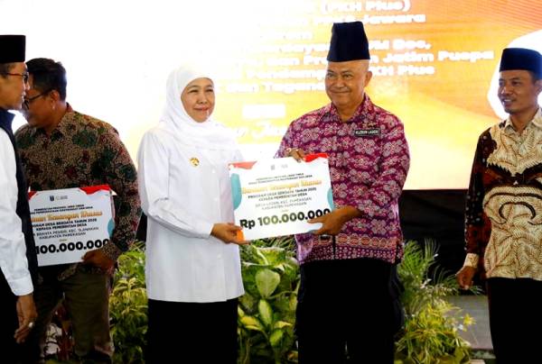 Gubernur Khofifah Salurkan Bantuan Sosial untuk Warga Pamekasan