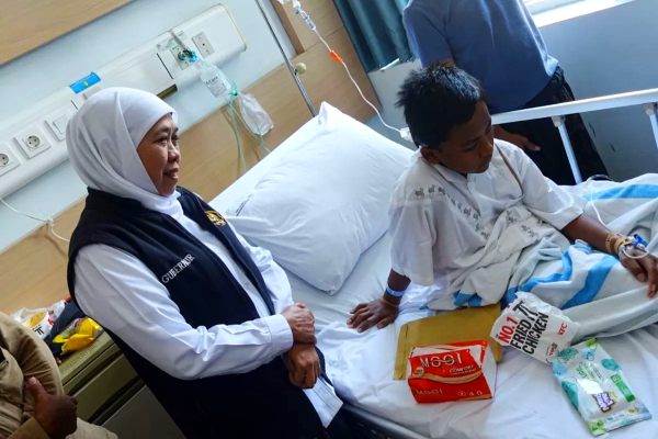 Khofifah Jenguk Lima Santri Ponpes Al Khoziny yang Selamat dari Musala Runtuh